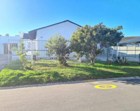 Cozy & spacious 1 bedroom self-catering unit